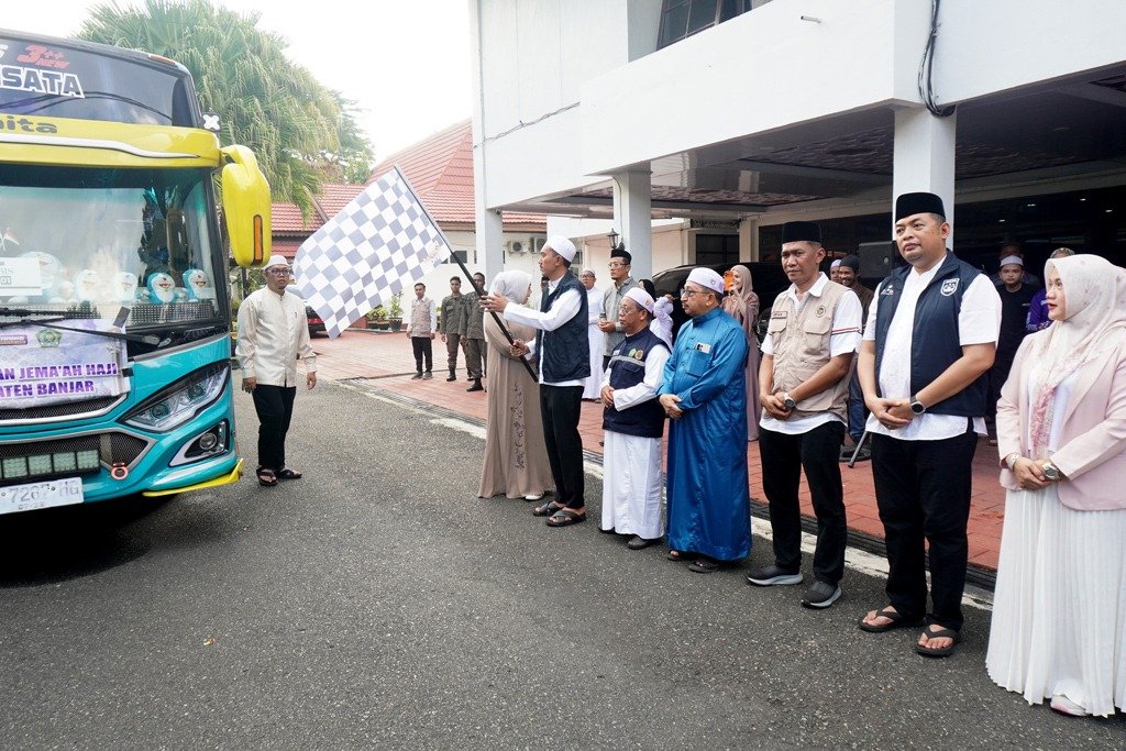 Tangis Haru Iringi Pelepasan 360 Jemaah Haji Banjar, Bupati Saidi: Semoga Pulang sebagai Haji Mabrur