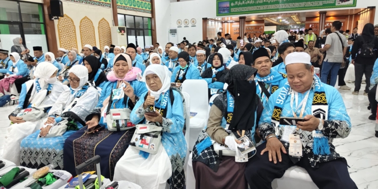 360 CJH Kloter 1 Kalsel Diberangkatkan ke Madinah, Gubernur Tekankan Jaga Kesehatan