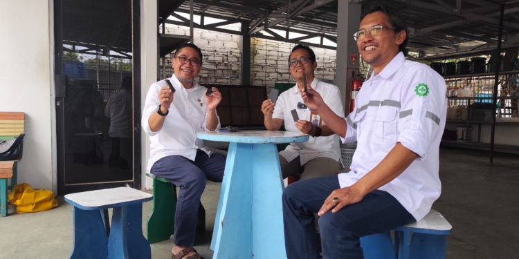 Inovasi ‘Gila’ ULM Sulap 10 Ton Plastik Jadi Meja Kursi Anti Rayap!