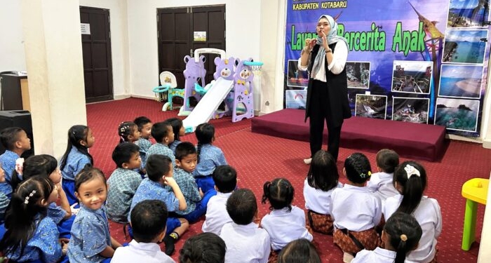 Ruang Anak Dispersip Kotabaru Riuh oleh Cerita, Puluhan Anak TK Antusias Ikuti Story Telling