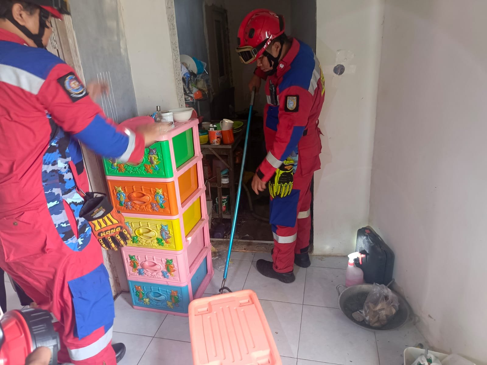 Ular Cobra Masuk Dapur Warga, Damkar Banjar Gerak Cepat Amankan Dalam 20 Menit