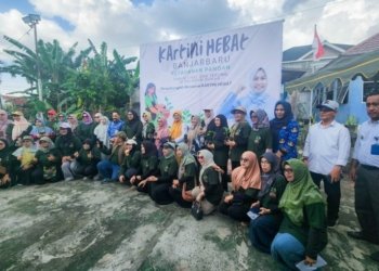 Wali Kota Lisa Halaby Bagikan Bibit Cabai ke Warga Banjarbaru