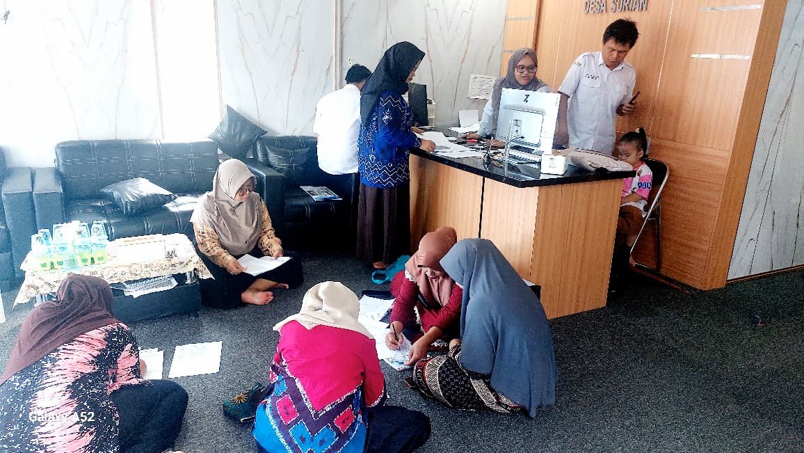 Dukcapil Banjar Jemput Bola di Desa Surian, Permudah Warga Urus Akta Kelahiran dan Kematian