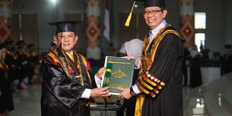 Asisten I Pemprov Lampung Raih Disertasi Terbaik Wisuda Periode I UIN RIL 2026