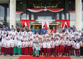 Di Upacara Hardiknas 2026 Kotabaru Guru Honorer Disorot