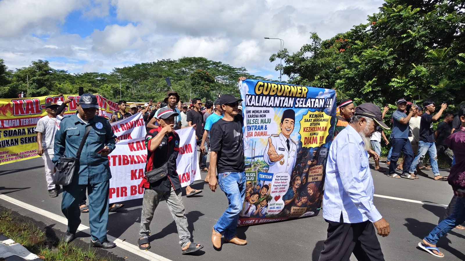 Antre Solar dari Malam, Sopir Kalsel Masih Kena Pungli Preman Rp300 Ribu di SPBU
