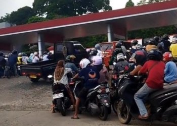 Warga Kotabaru Antre Panjang di SPBU