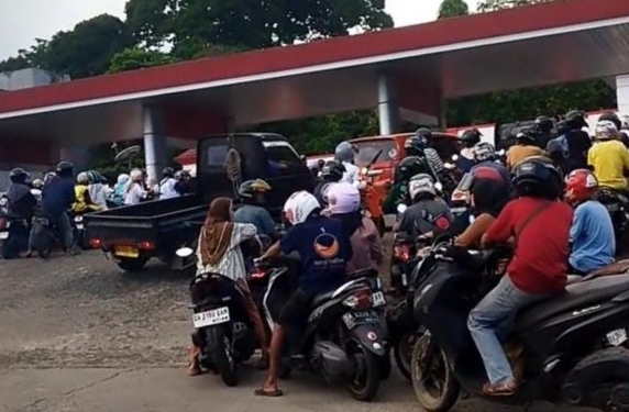 Warga Kotabaru Antre Panjang di SPBU