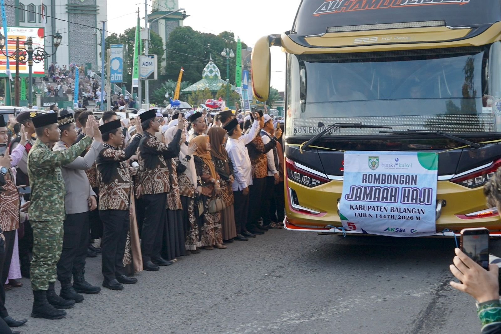 Haru Warnai Pelepasan 214 Jemaah Haji Balangan, Keluarga Antar hingga Penuh Doa
