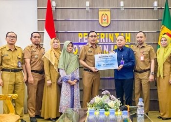 CSR PT Air Minum Intan Banjar Bantu Perbaiki Rumah Warga Kemuning