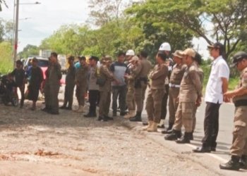 Satpol PP Banjar Tertibkan Warung Langgar Perda di Jalan Lingkar Selatan Gambut