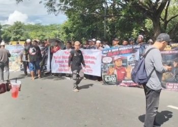 Ratusan Supir Truk Geruduk Mapolda Kalsel!