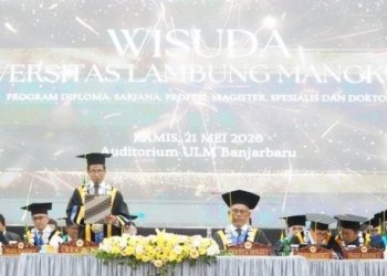 Rektor ULM Kukuhkan 1.053 Wisudawan pada Wisuda ke-130