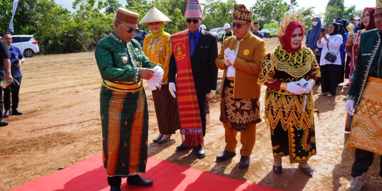 Bupati Kotabaru Letakkan Batu Pertama Pembangunan Empat Kantor SKPD di Sebelimbingan
