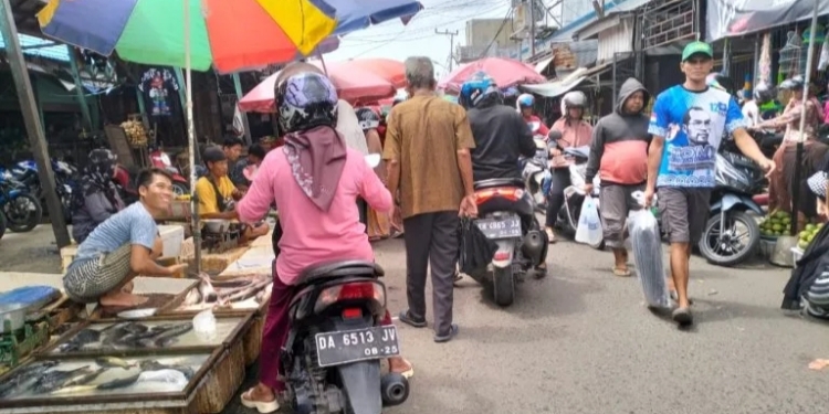 DPRD Dukung Pemkab Tertibkan Pedagang di Kawasan Pasar Jalan Mawar Kapuas