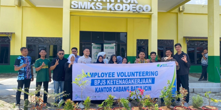 BPJS Ketenagakerjaan Batulicin Tanam Pohon di SMKS Kodeco Peringati Hari Lingkungan Hidup Sedunia