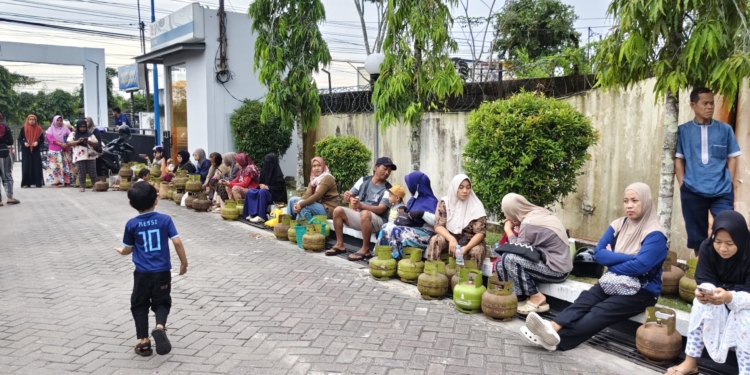 Imigrasi Banjarmasin Bersama APM Gelar Pasar Murah Tanpa KTP, LPG 3 Kg Diserbu Warga