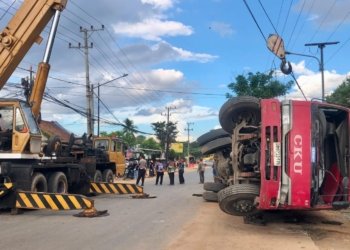 Drainase Ambruk, Truk Bermuatan Semen Terbalik di Simpang Trikora-Garuda Banjarbaru