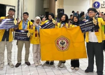 Ibnu, Alisa, Halyza, Alisya dan Sausan Raih Silver Medal Nasional dengan Inovasi Sertifikasi Digital TEKSSERT