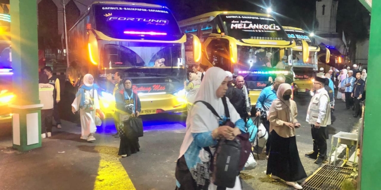 Kloter Pertama Haji Debarkasi Banjarmasin Tiba, 359 Jemaah Pulang Lengkap