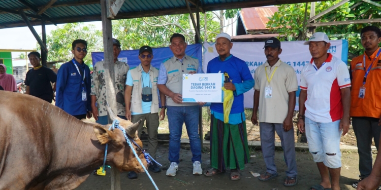 24 Tahun Menanti, Warga Tinggiran Baru Kembali Rasakan Kebersamaan Idul Adha melalui Tebar Berkah Daging YBM PLN