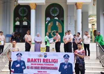 Sambut Hari Bhayangkara ke-80, Polres Banjarbaru Bersihkan Masjid Al-Munawarah