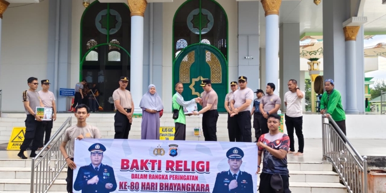Sambut Hari Bhayangkara ke-80, Polres Banjarbaru Bersihkan Masjid Al-Munawarah