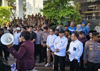 Mahasiswa Kalsel Sampaikan Sejumlah Tuntutan, Muhidin Turun Langsung Berdialog