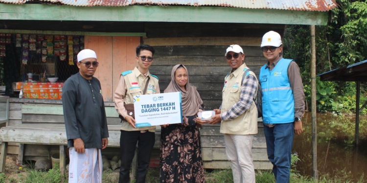 Tebar Berkah Idul Adha di Pelosok Kapuas, YBM PLN UID Kalselteng Salurkan 130 Paket Daging untuk Warga Prasejahtera