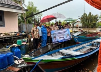 Perkuat Pengawasan Laut, Pemprov Kalsel Serahkan Bantuan Perahu Bermotor ke POKMASWAS