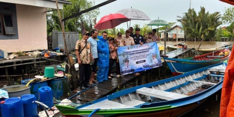 Perkuat Pengawasan Laut, Pemprov Kalsel Serahkan Bantuan Perahu Bermotor ke POKMASWAS