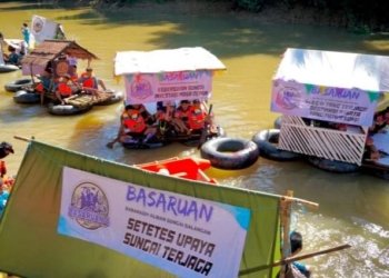 Ekspedisi 18 Lanting: Komunitas Jelajah Balangan Berburu Sampah Plastik Menyusuri Jalur Sungai