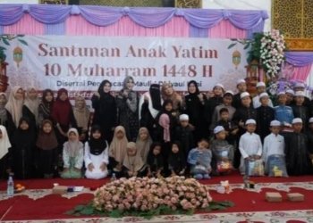Keteladanan Sri Huriyati Hadi di Hari Asyura: Sentuh Hati Puluhan Anak Yatim Balangan