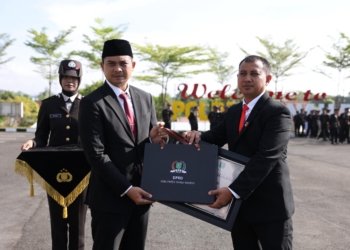 Hadir di Apel Hari Bhayangkara ke-80, Ketua DPRD Tanah Bumbu Beri Penghargaan untuk Polres Tanah Bumbu