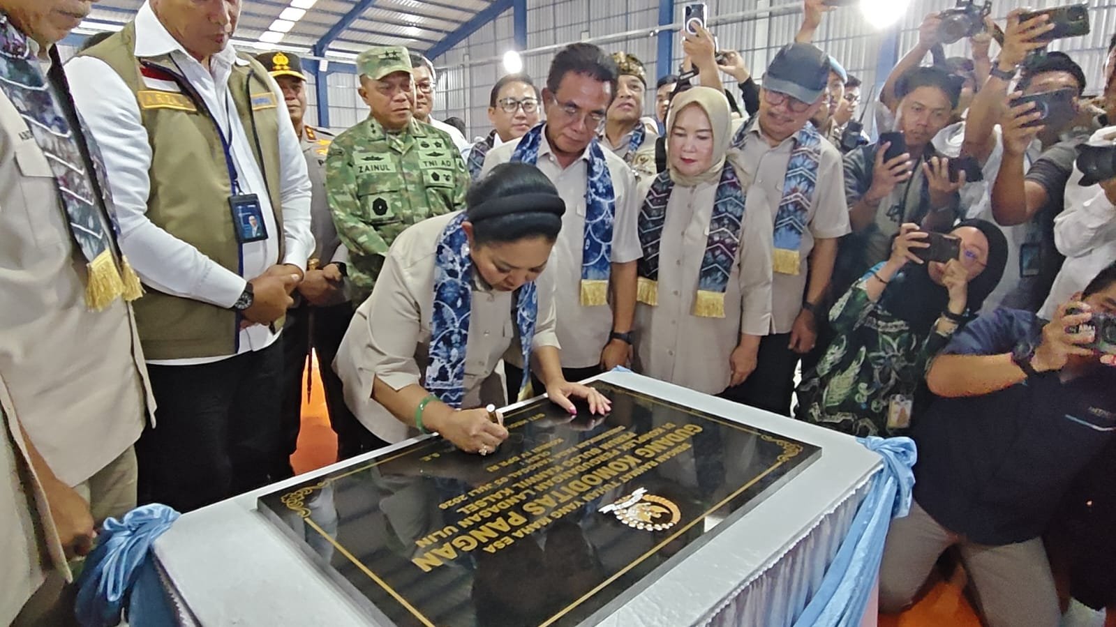 Ketua Komisi IV DPR RI Tinjau Stok Beras dan Resmikan Gudang Baru Bulog di Kalsel