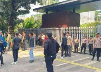 Aliansi Pemuda Kalimantan dan Sumatera Segel PLN Pusat