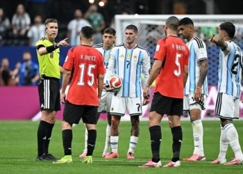 Argentina Melenggang ke Perempat Final Membawa Kontroversi