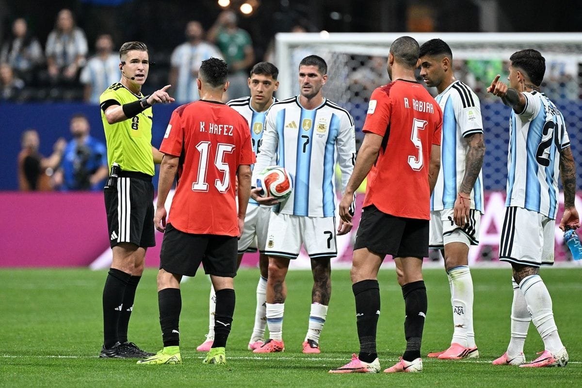 Argentina Melenggang ke Perempat Final Membawa Kontroversi