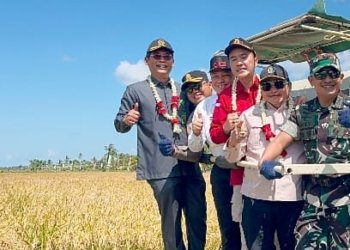 Waket I DPRD Kapuas Apresiasi Semangat Petani Dalam Panen Raya di Terusan Mulya