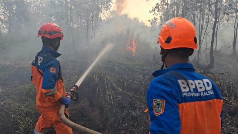 Karhutla Dekati Permukiman, BPBD Kalsel Fokus Cegah Api Meluas di Landasan Ulin Timur