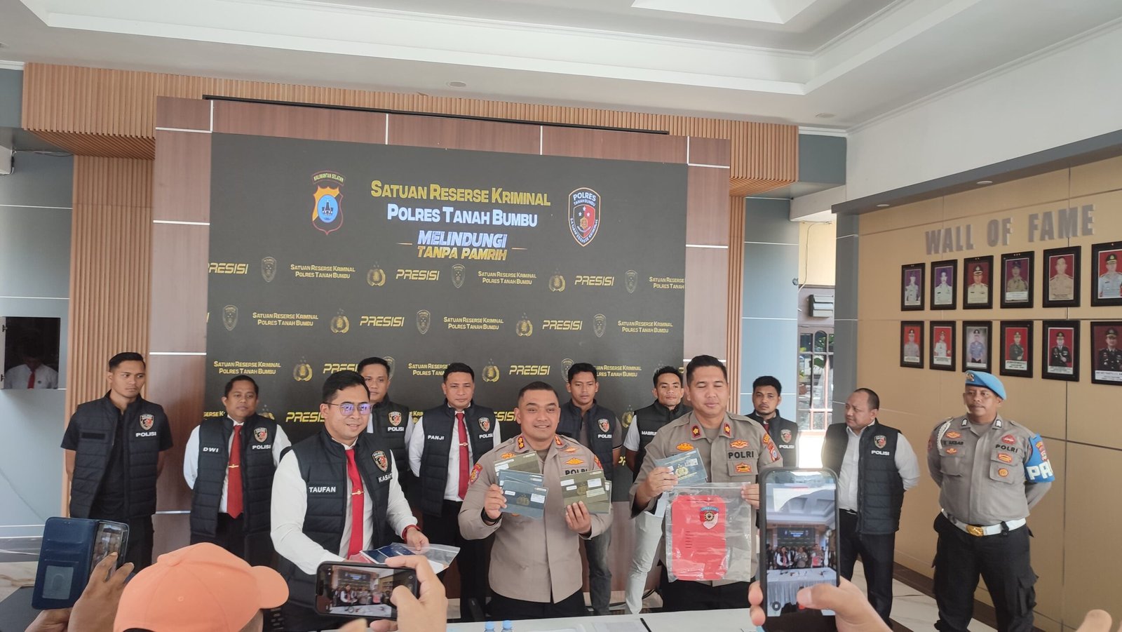Polres Tanah Bumbu Ungkap Penipuan 23 BPKB Palsu Truk Tronton, Tersangka Terancam 8 Tahun Penjara