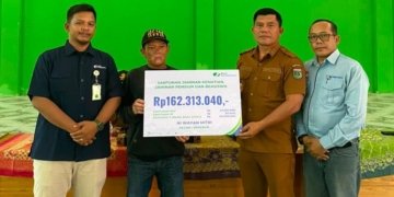 BPJS Ketenagakerjaan Batulicin Serahkan Manfaat Rp162,3 Juta kepada Ahli Waris Petani di Tanah Bumbu
