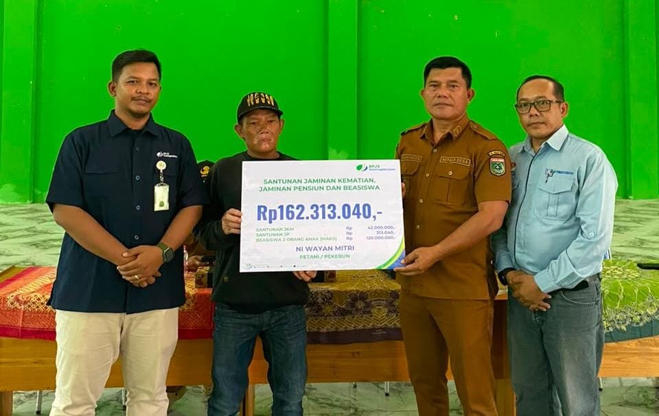 BPJS Ketenagakerjaan Batulicin Serahkan Manfaat Rp162,3 Juta kepada Ahli Waris Petani di Tanah Bumbu
