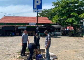 Cegah Semrawut dan Kemacetan Pasar, Dishub Balangan Pasang Rambu Parkir Resmi