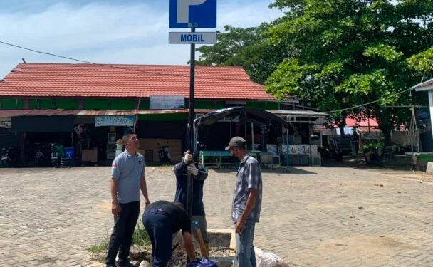 Cegah Semrawut dan Kemacetan Pasar, Dishub Balangan Pasang Rambu Parkir Resmi