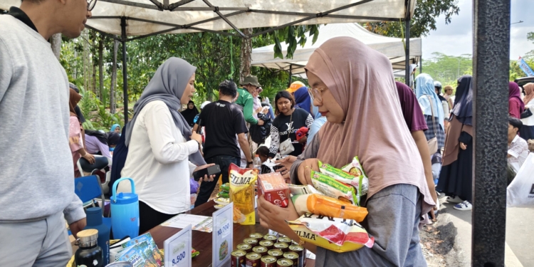 Warga Antusias Tukar Sampah Jadi Sembako di Rimba Mart
