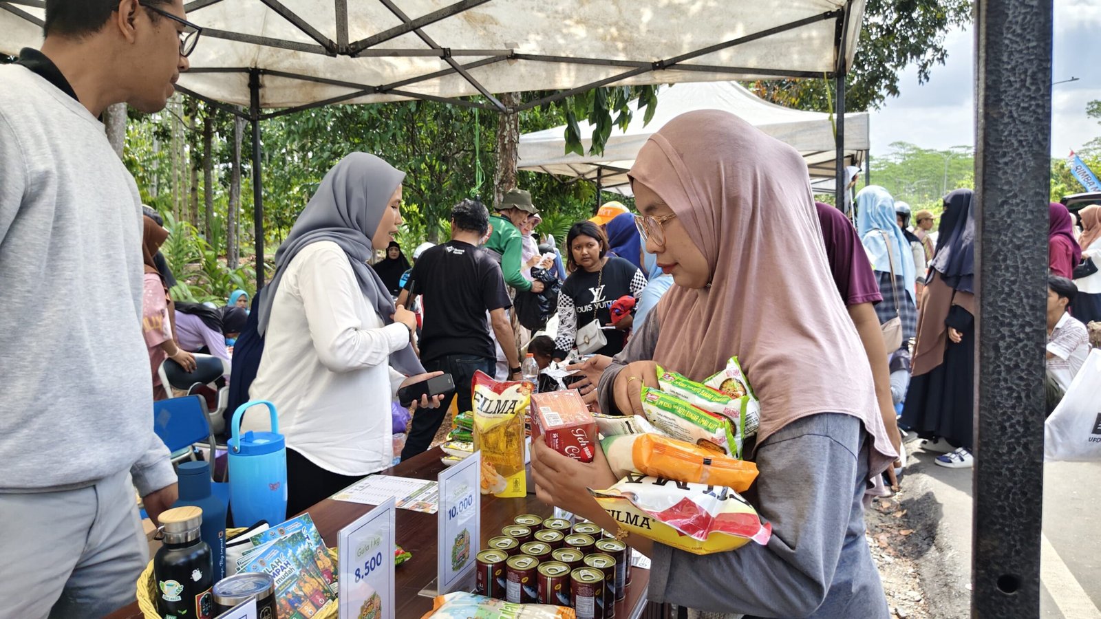 Warga Antusias Tukar Sampah Jadi Sembako di Rimba Mart