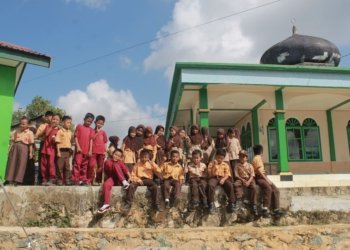 Bupati Tanah Bumbu, Bang Arul Tingkatkan Kenyamanan Sarana Ibadah, Halaman Masjid di Desa Mantawakan Mulia Kini Lebih Tertata