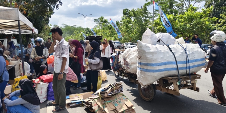 DLH Kalsel Layani Tukar Sampah dengan Sembako Setiap Hari di Bank Sampah Induk