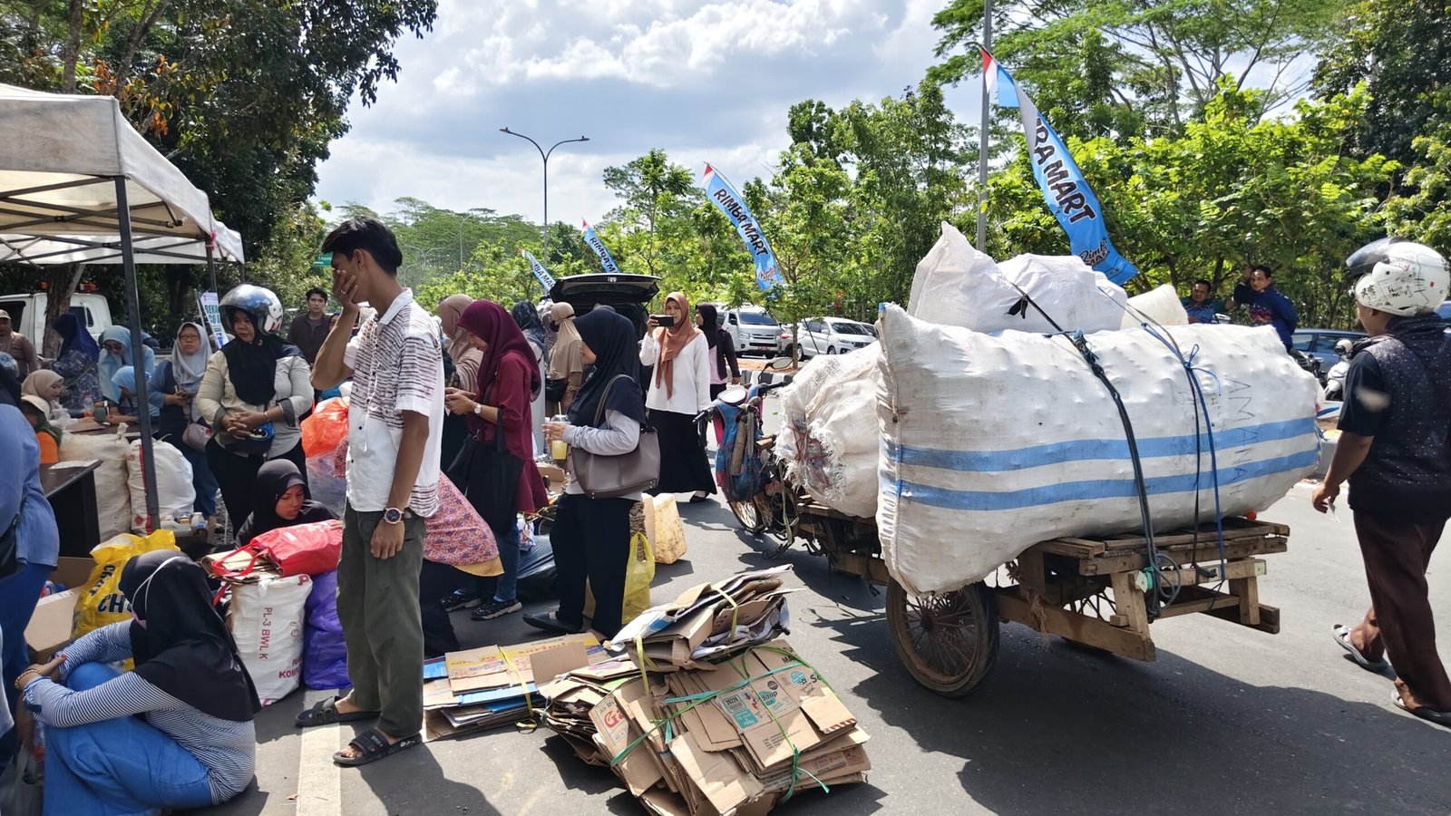 DLH Kalsel Layani Tukar Sampah dengan Sembako Setiap Hari di Bank Sampah Induk
